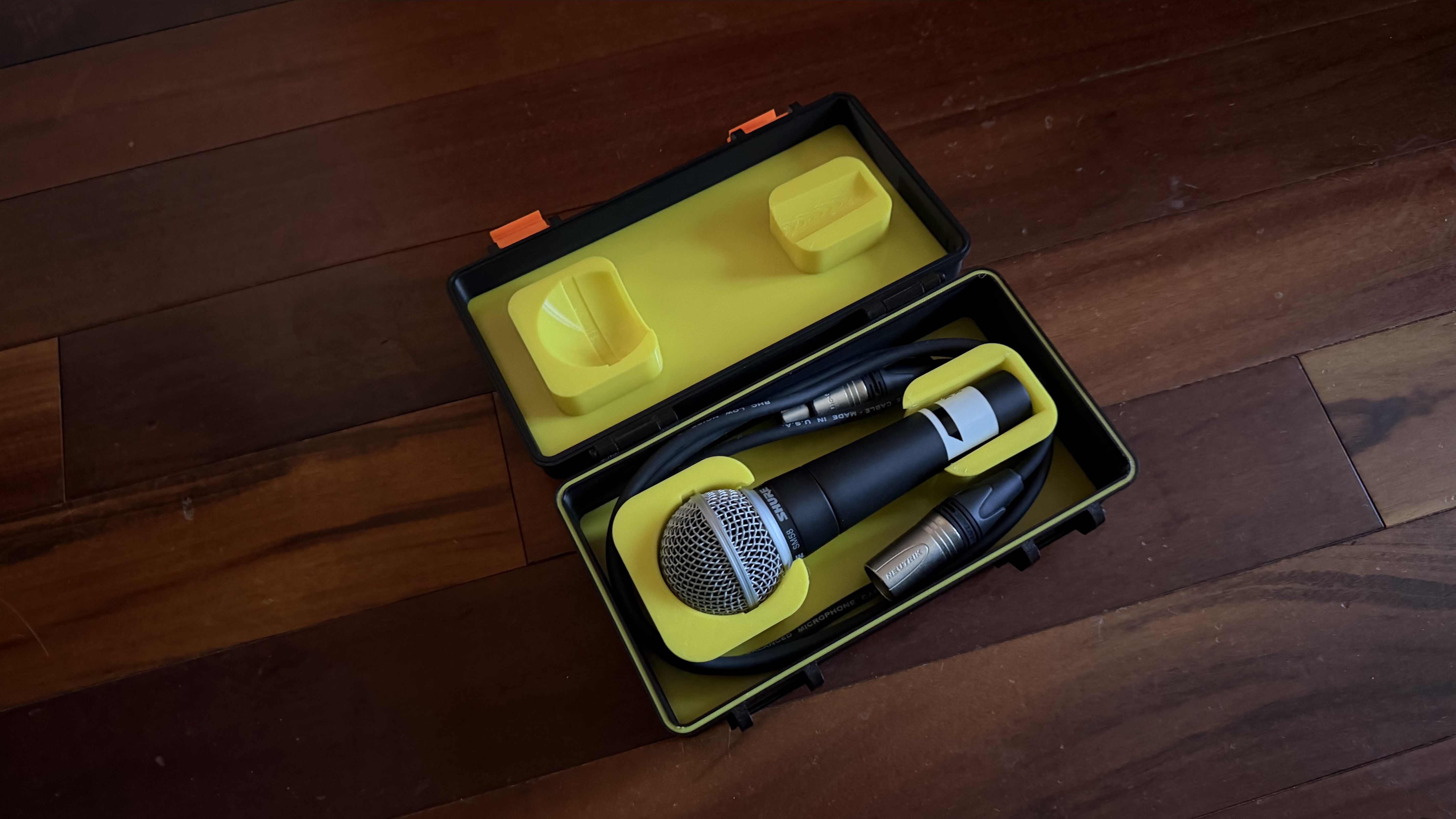 Shure SM58 with Cable coil Rugged Box