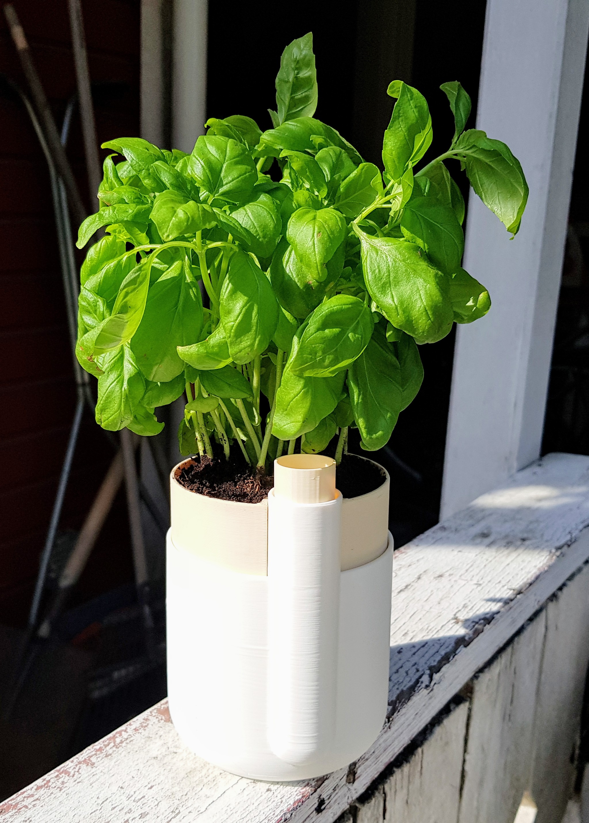 Self-watering planter water level indicator