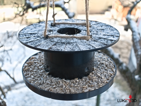 Spool bird feeder