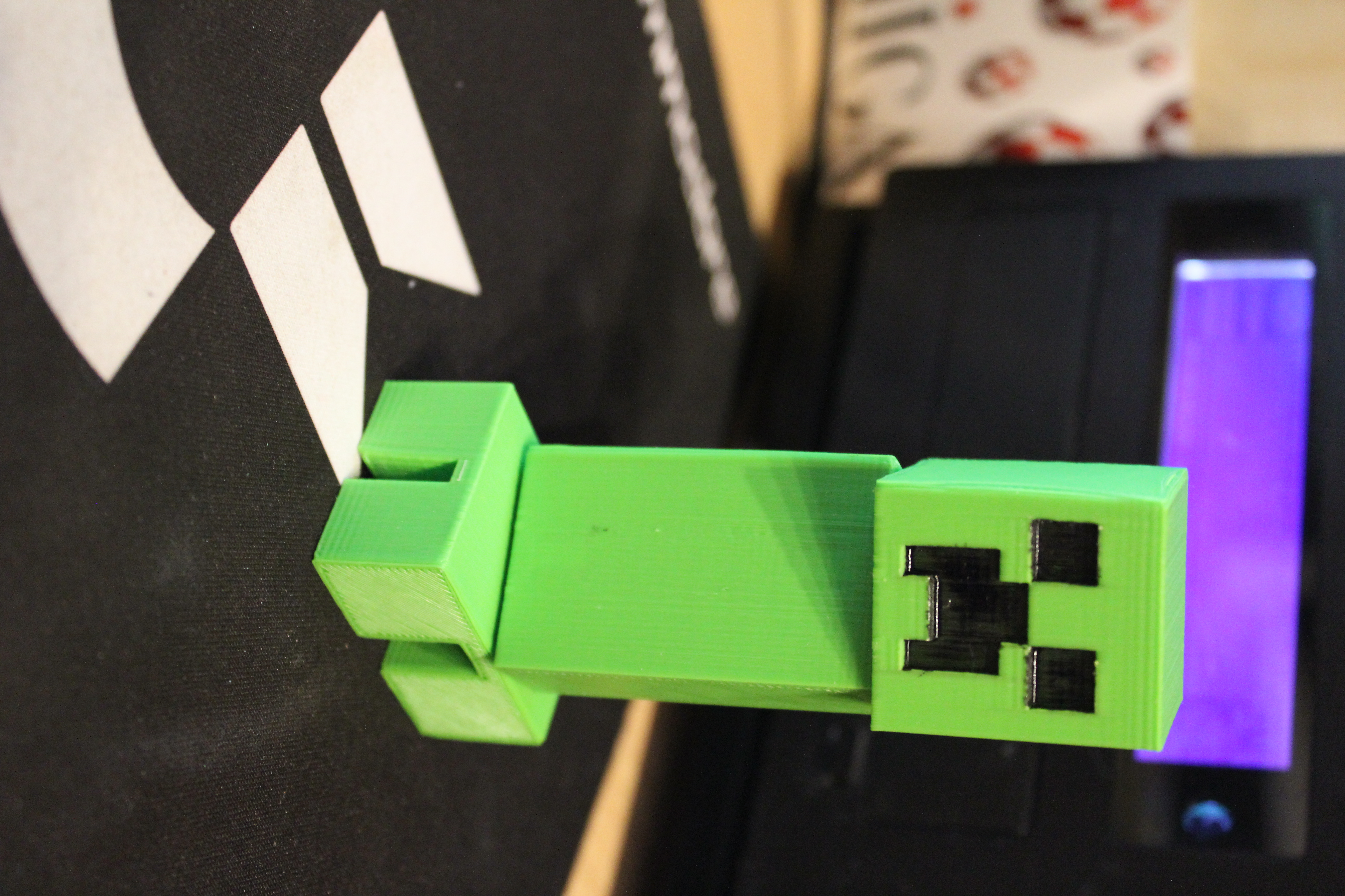 Movable Minecraft Creeper. Printed in one piece. Joints included in model.
