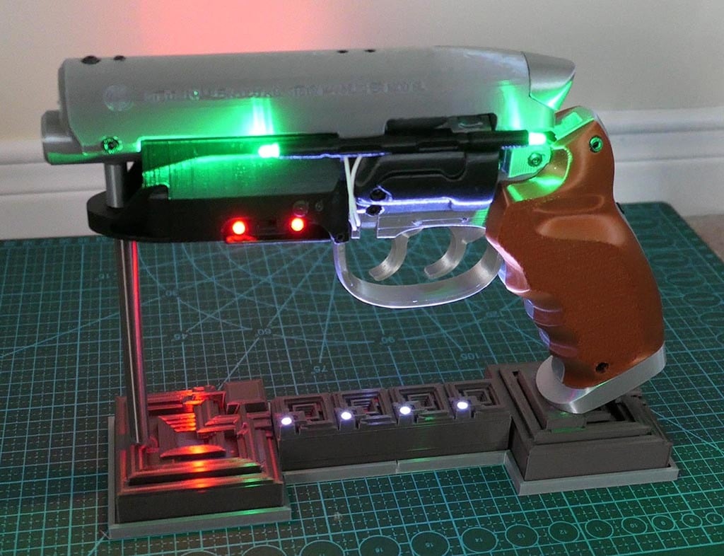 Blade Runner PKD Blaster Stand - led lights & reversible