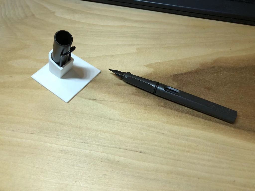 Fountain Pen Holder / Stand 