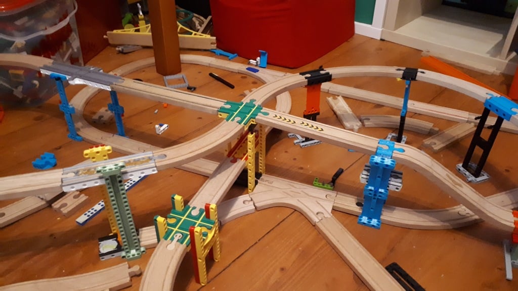 Beambridge - wooden railway bridge system for various building toys