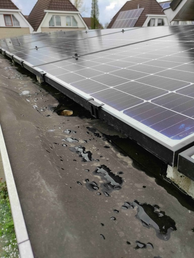 Solar panel water draining clip for flat roof