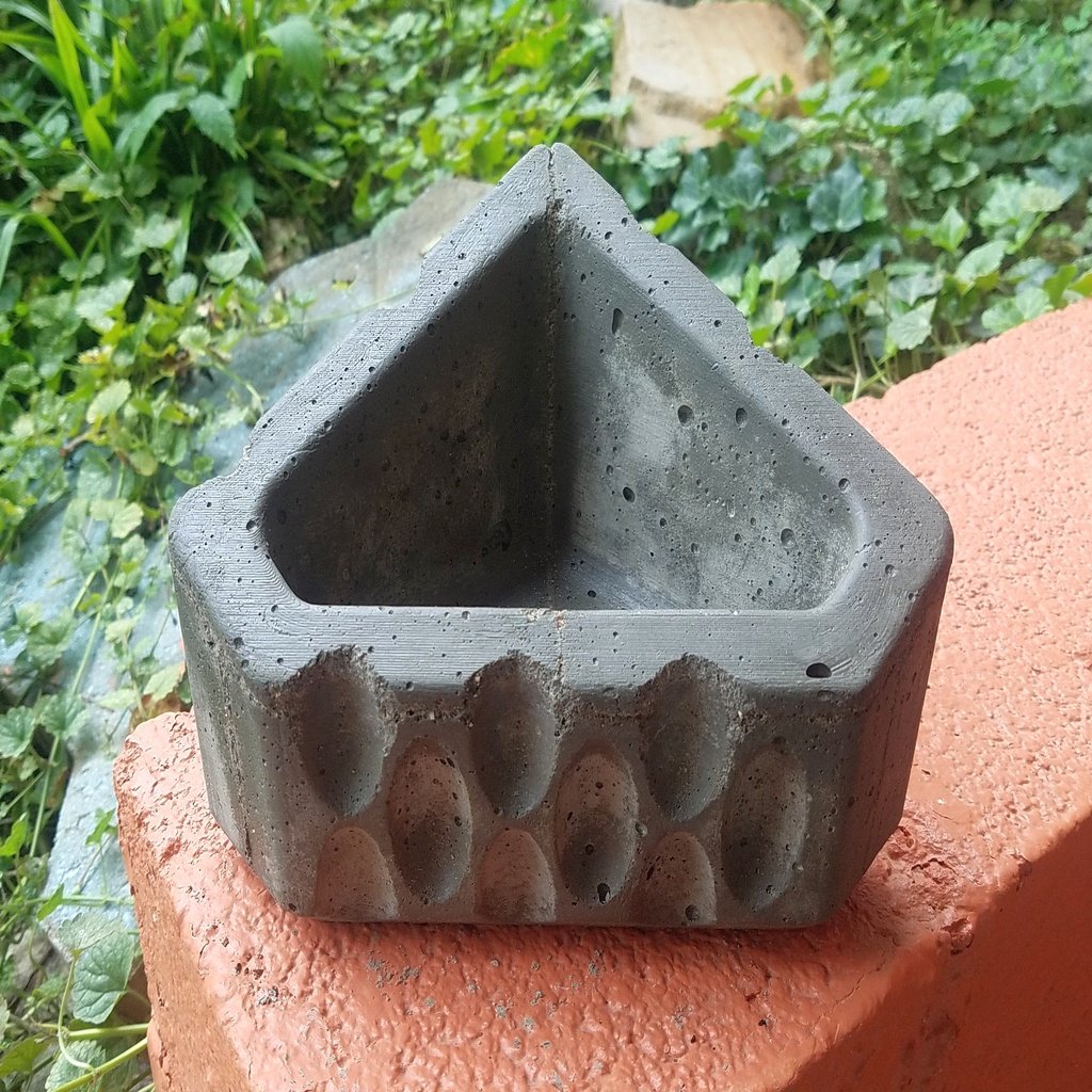 Triangle Concrete Planter Mold - Indented