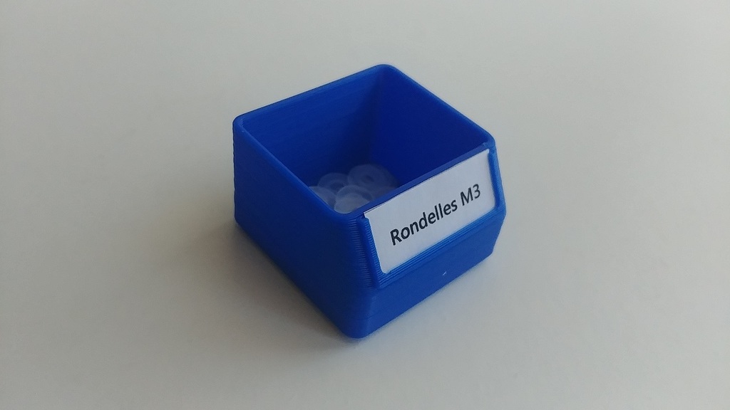 Little 38x38 bin with label