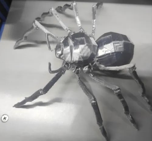 Articulated giant spider 