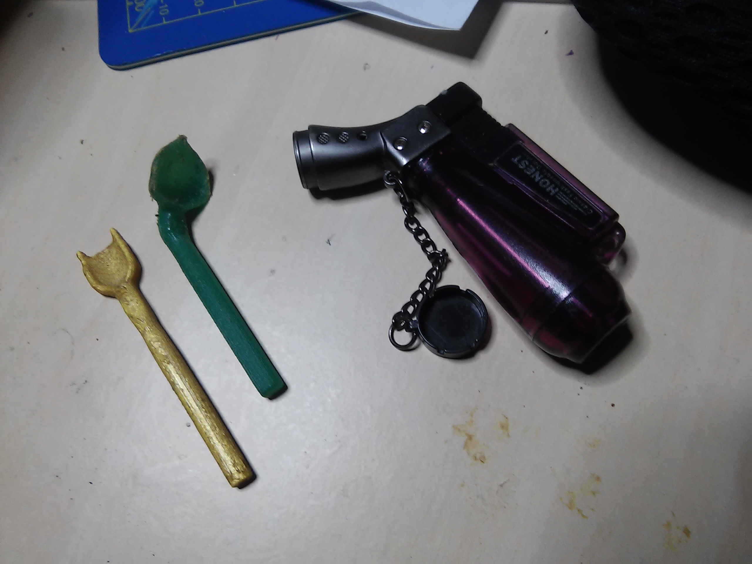 Herb grinder scoop / multi-tool