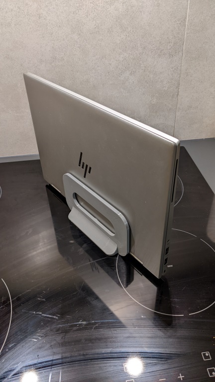 Adjustable vertical laptop stand