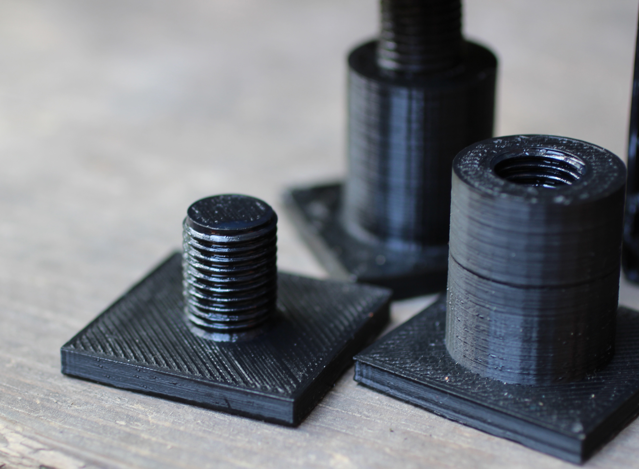 Adjustable feet for leveling