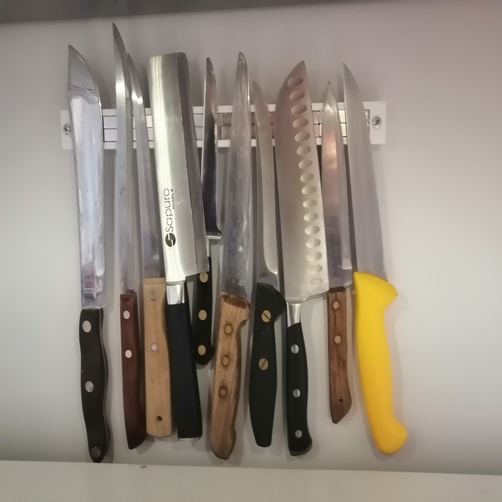 Customizable magnetic knife bar