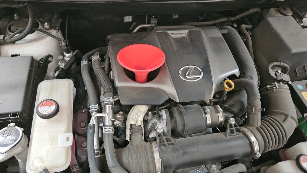 Oil fill funnel for Lexus NX200T or 37mm threaded cap.