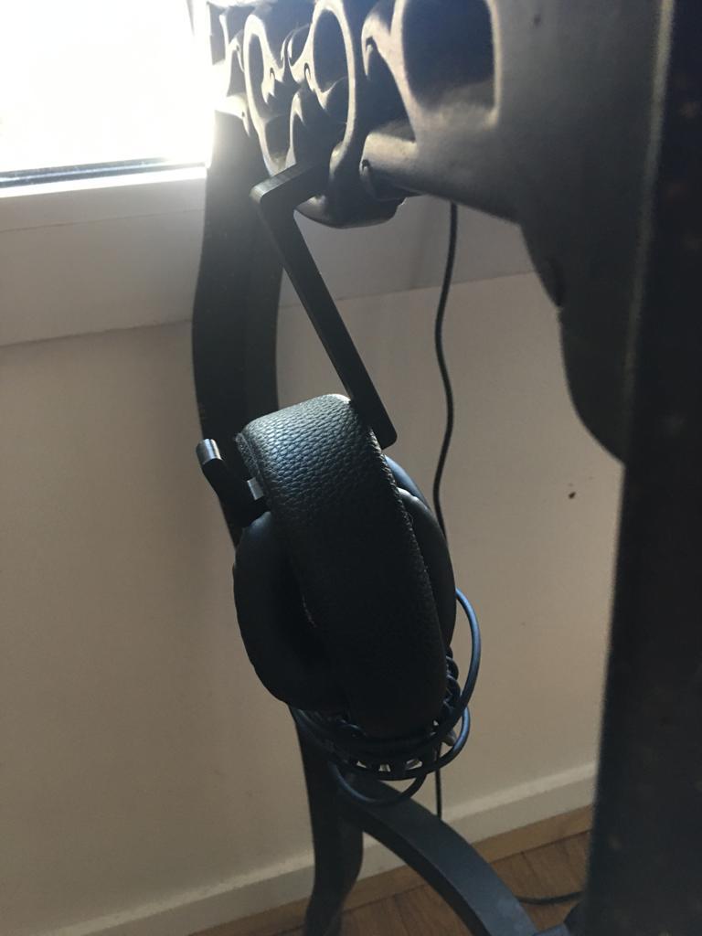 Simple hook for headphones