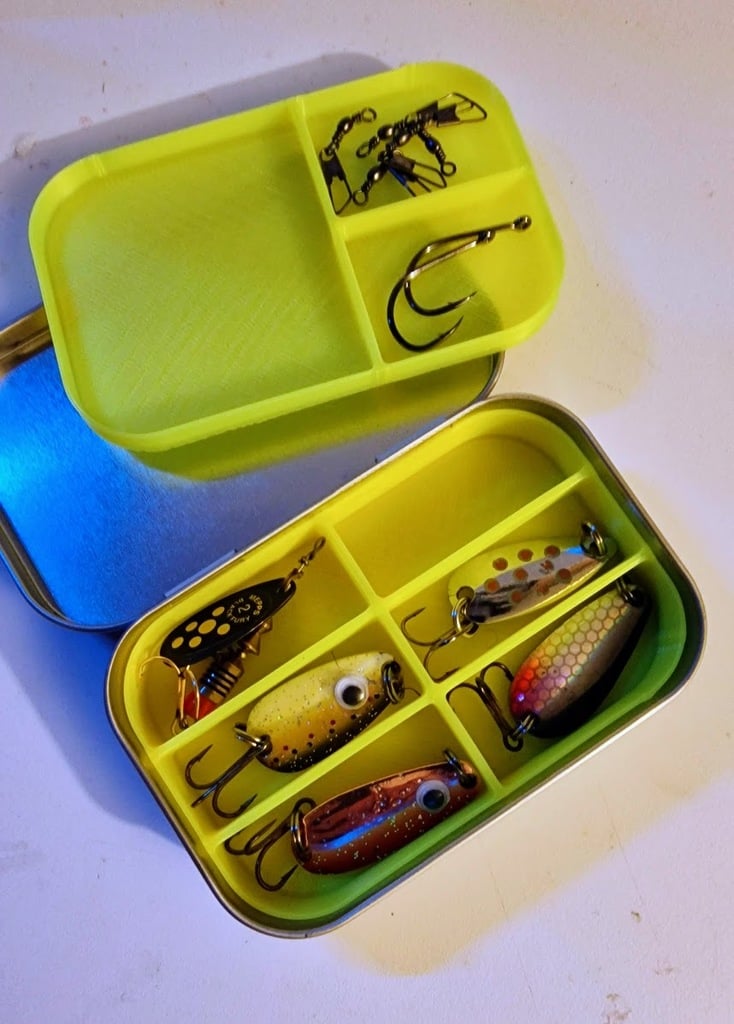 Two-compartment Altoids tackle box