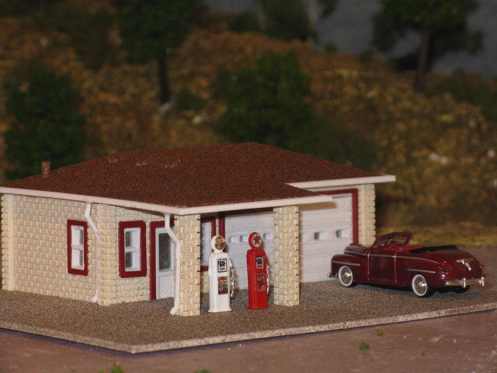 HO Scale Vintage Gas Station
