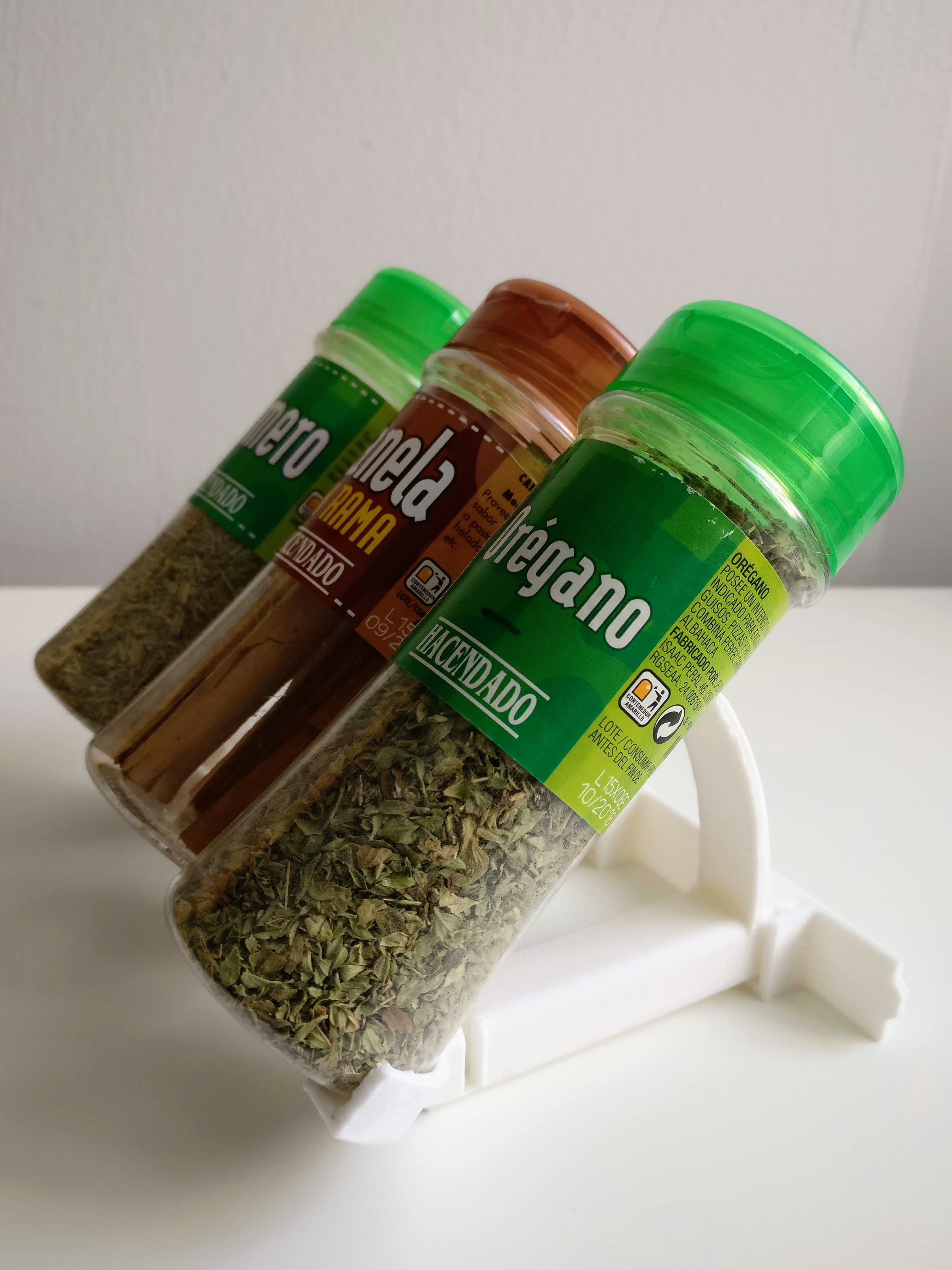 Scorpion: Customizable modular invisible spice rack