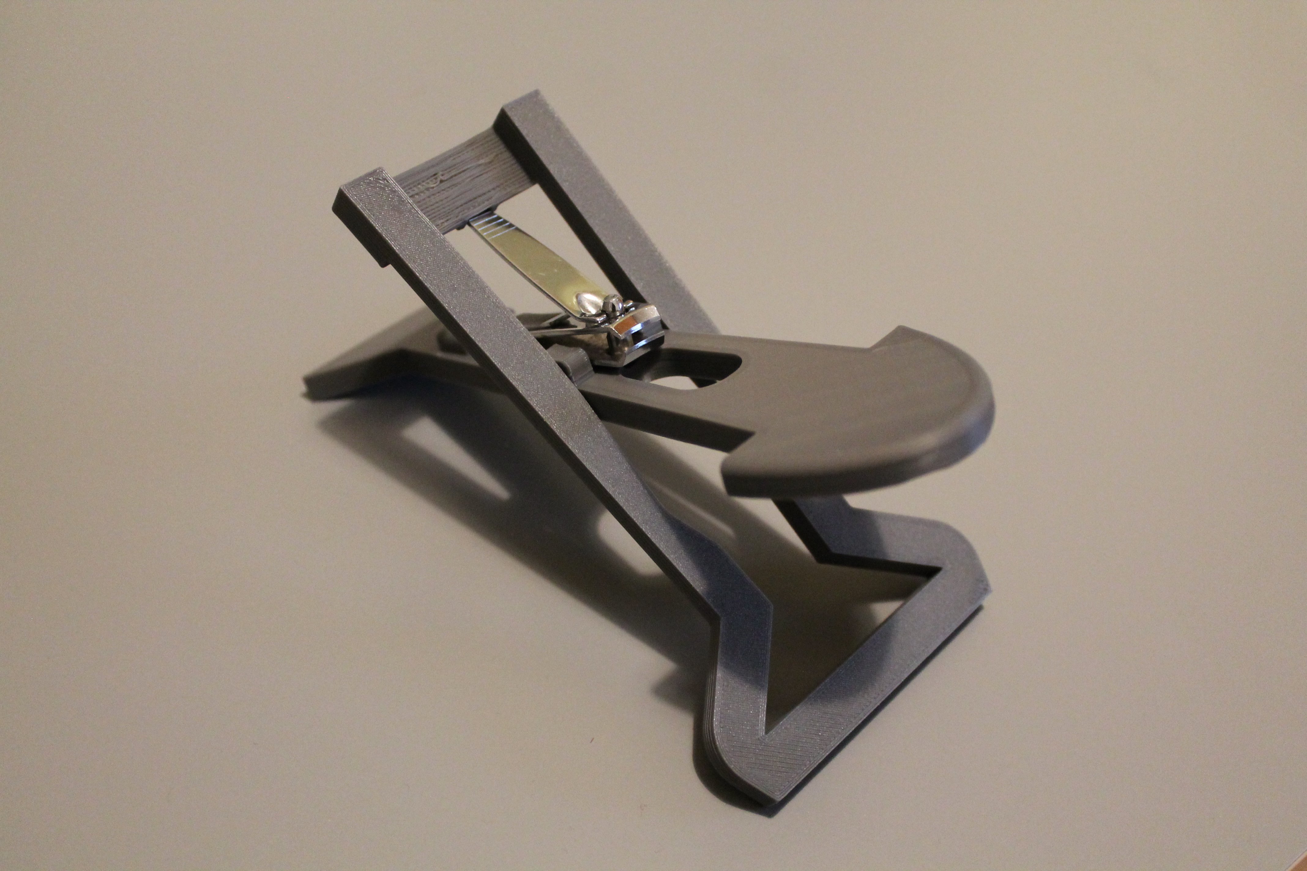Flipper the clipper (Nailcutter for one hand)