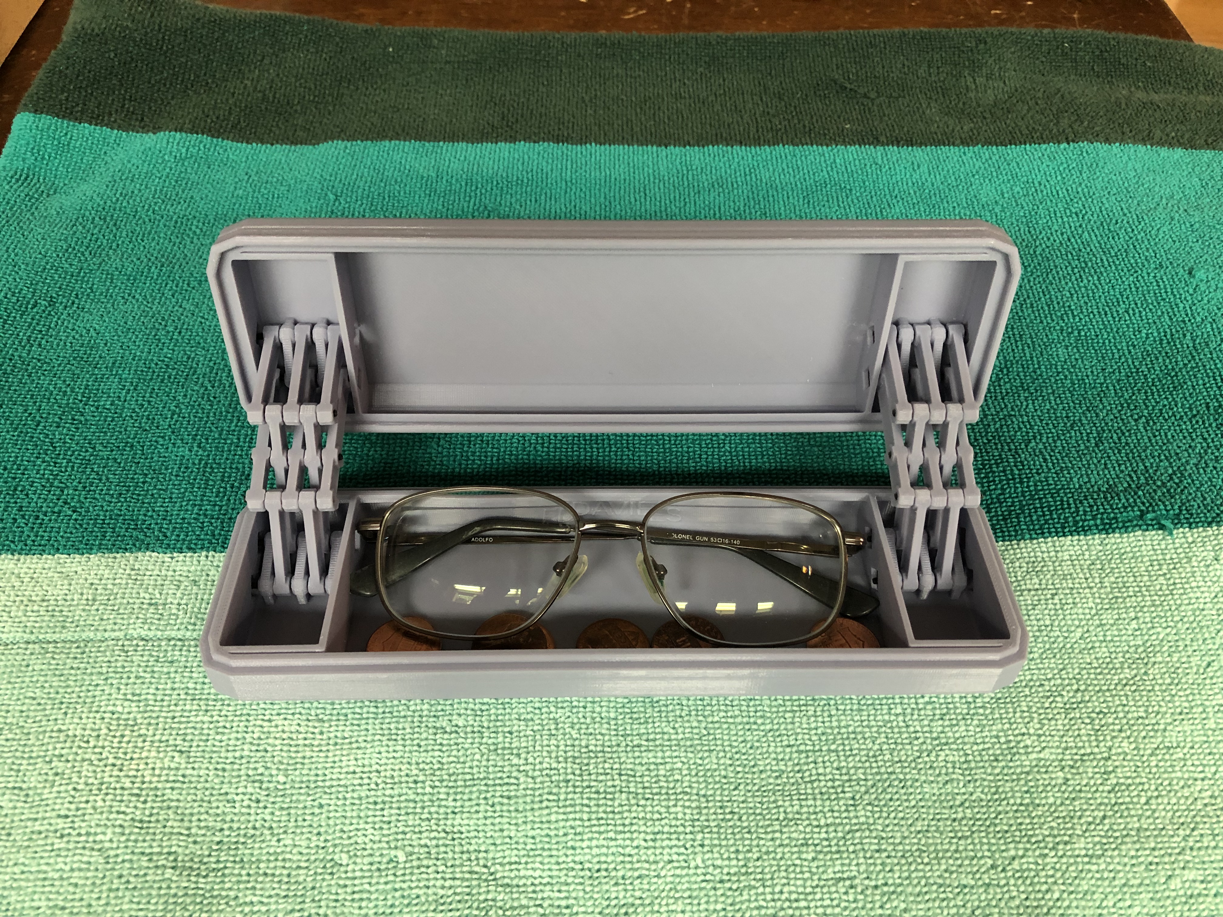 Case with hidden hinges