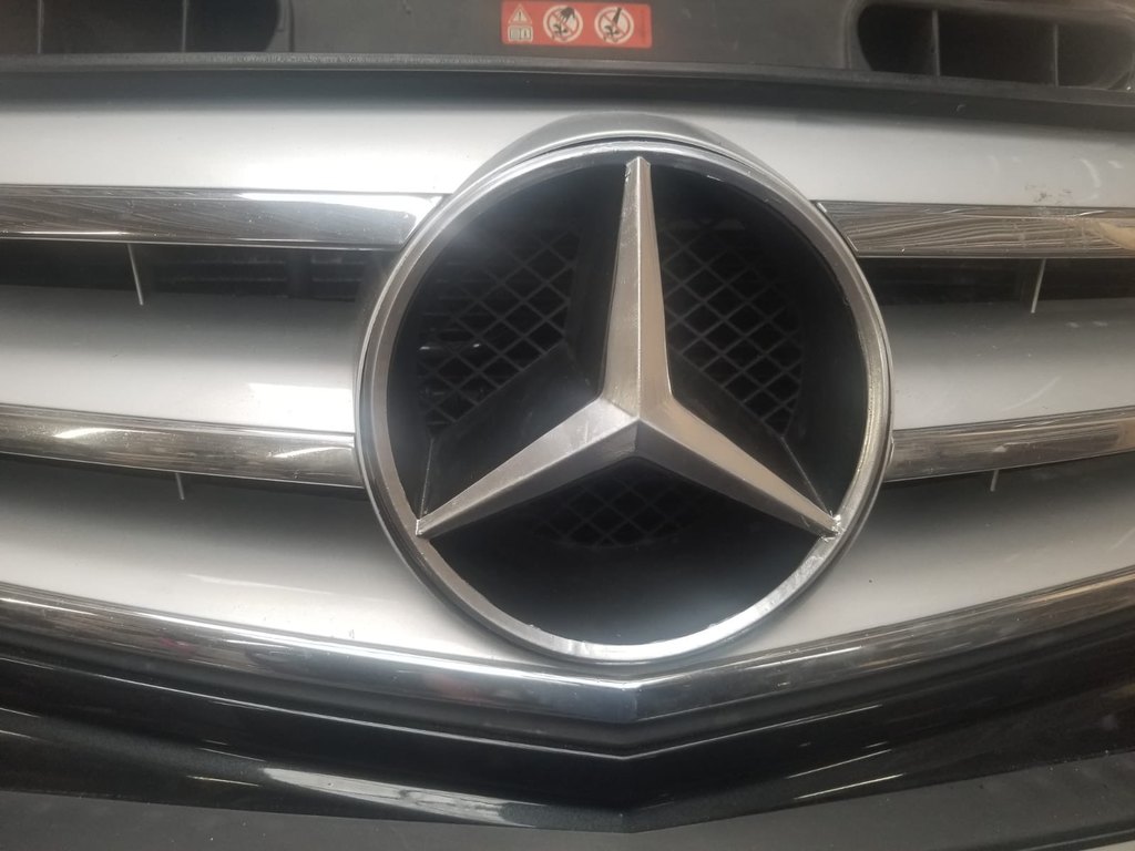 Mercedes grill logo badge w204