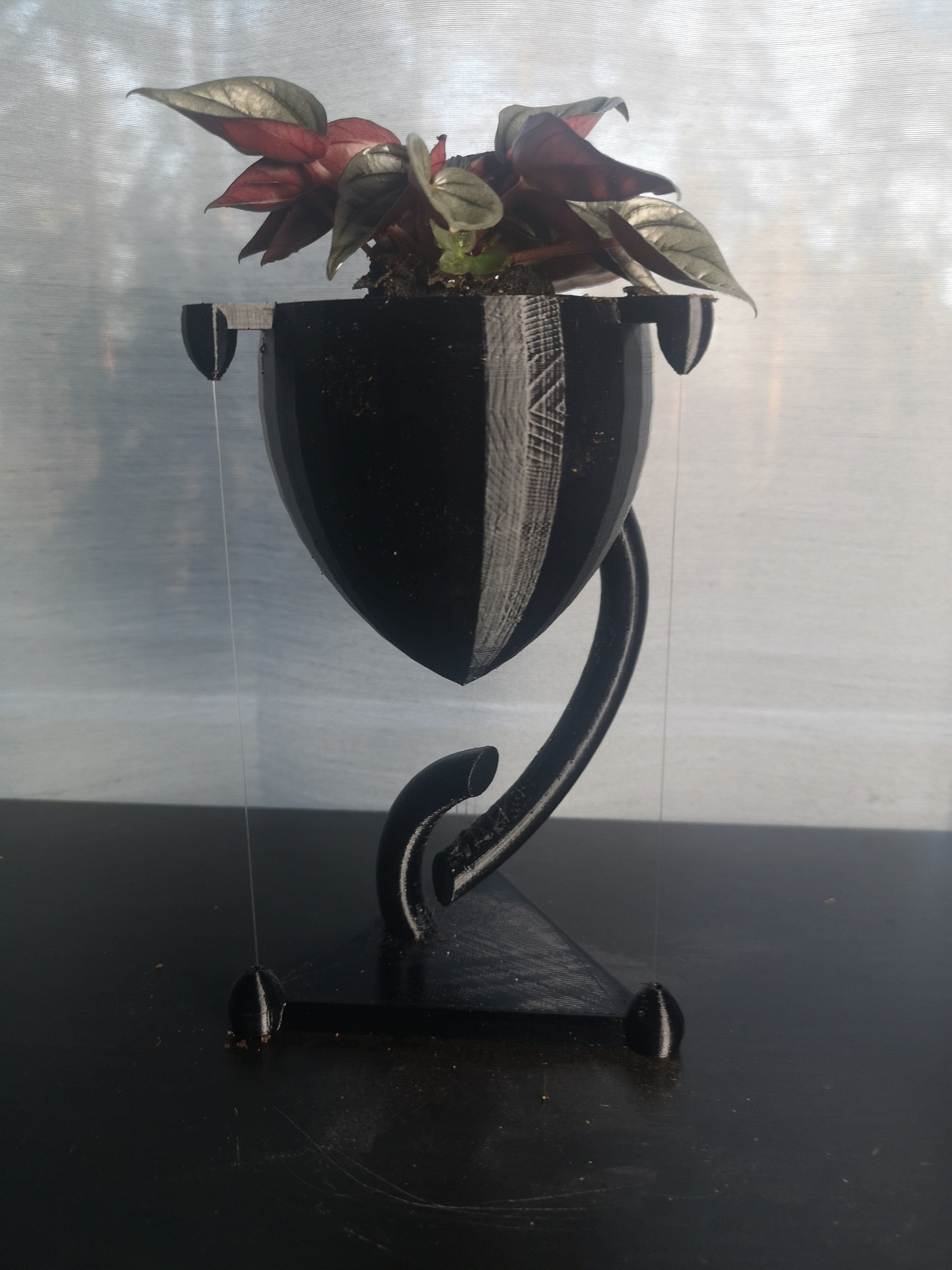 Impossible floating planter