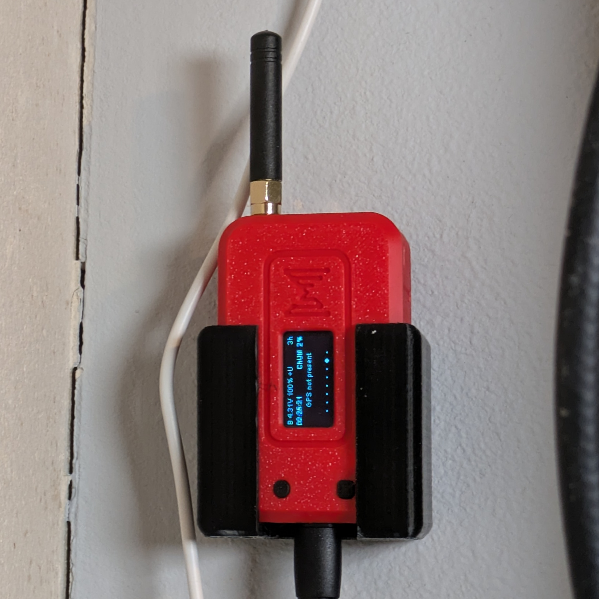 Customizable wall mounting bracket for rectangular device with power cord / screen slot (Heltec v3 Meshtastic node example)