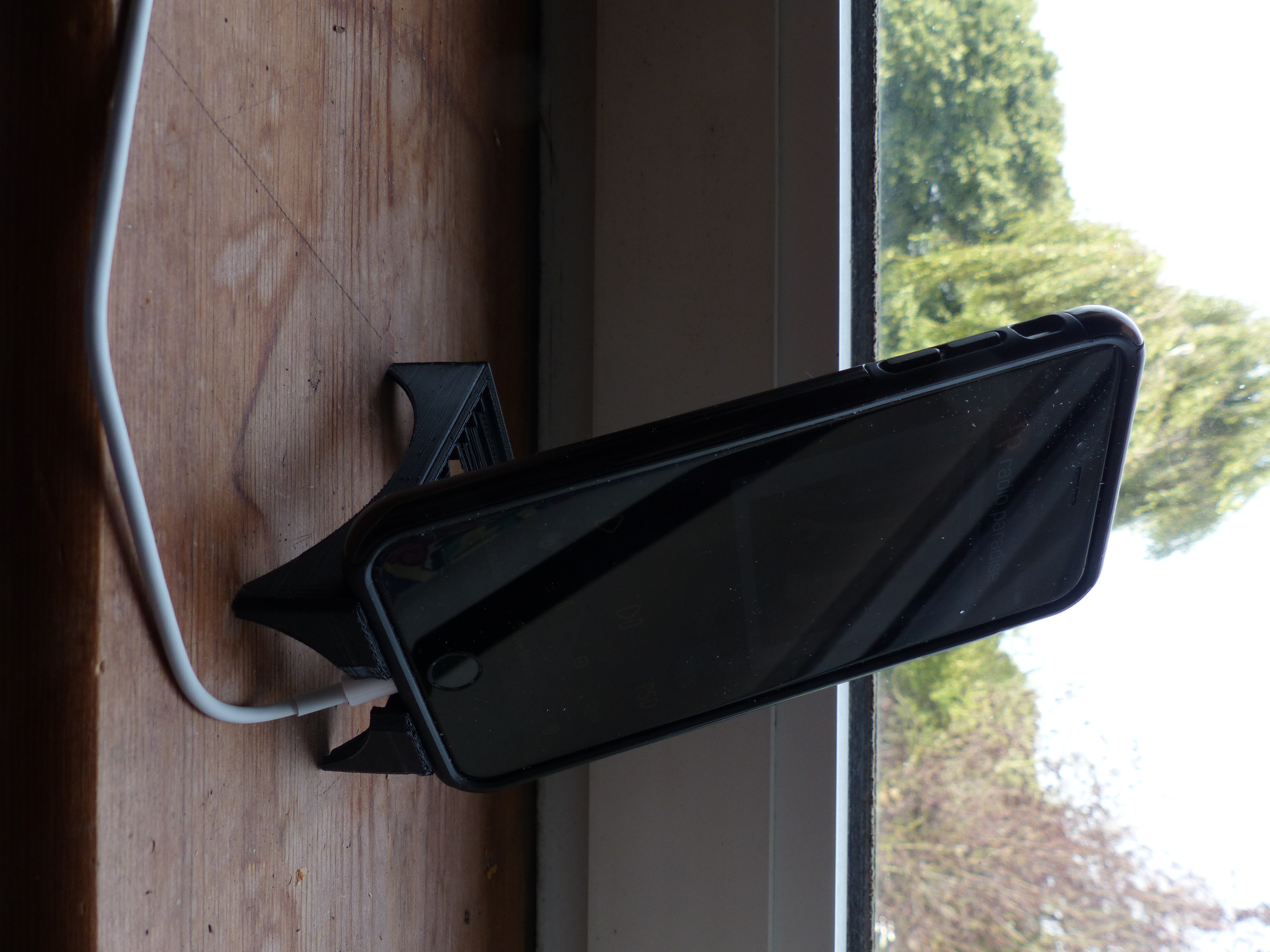 Adjustable phone / tablet stand