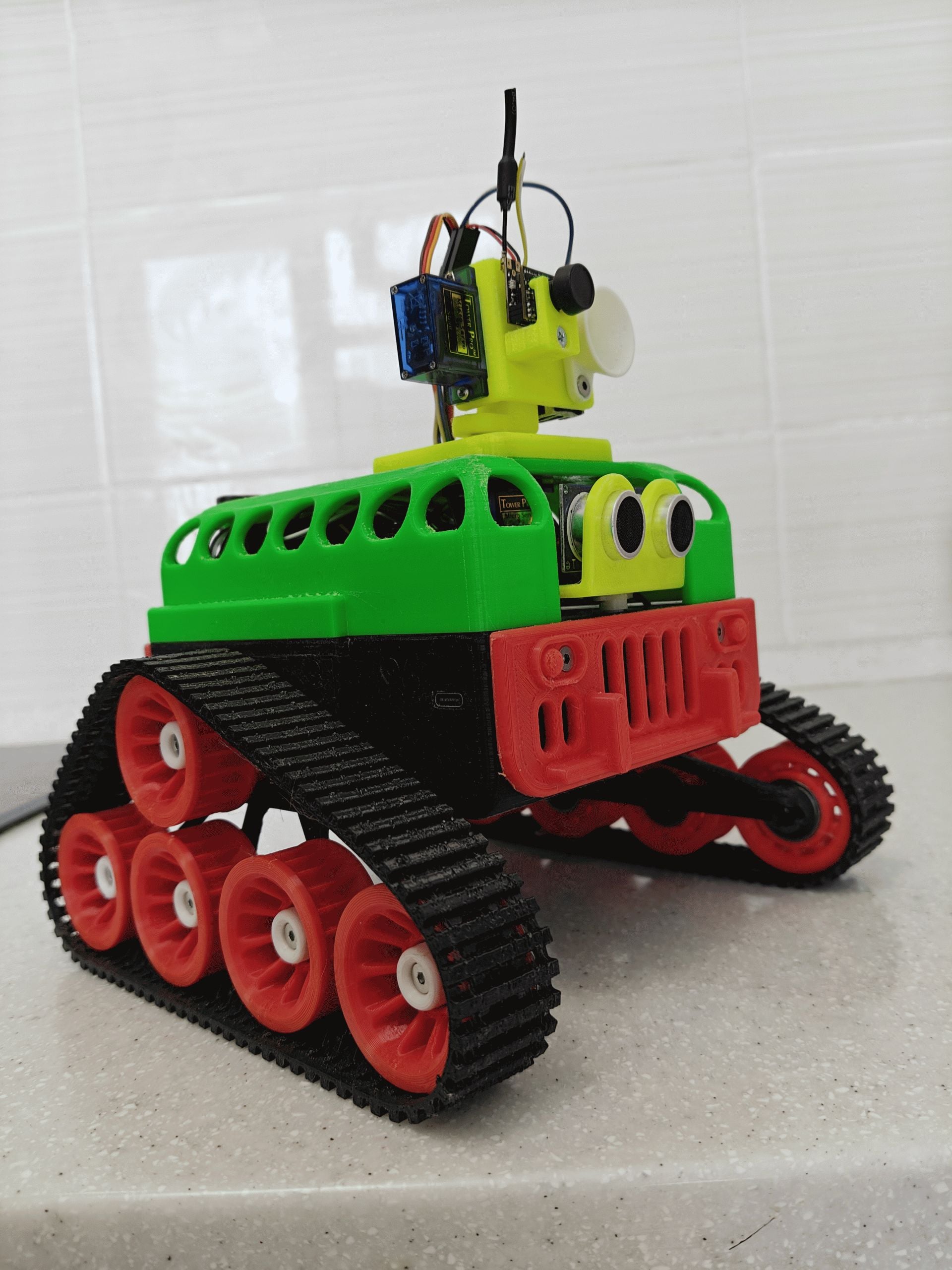 R/C tank with triangular tracks
