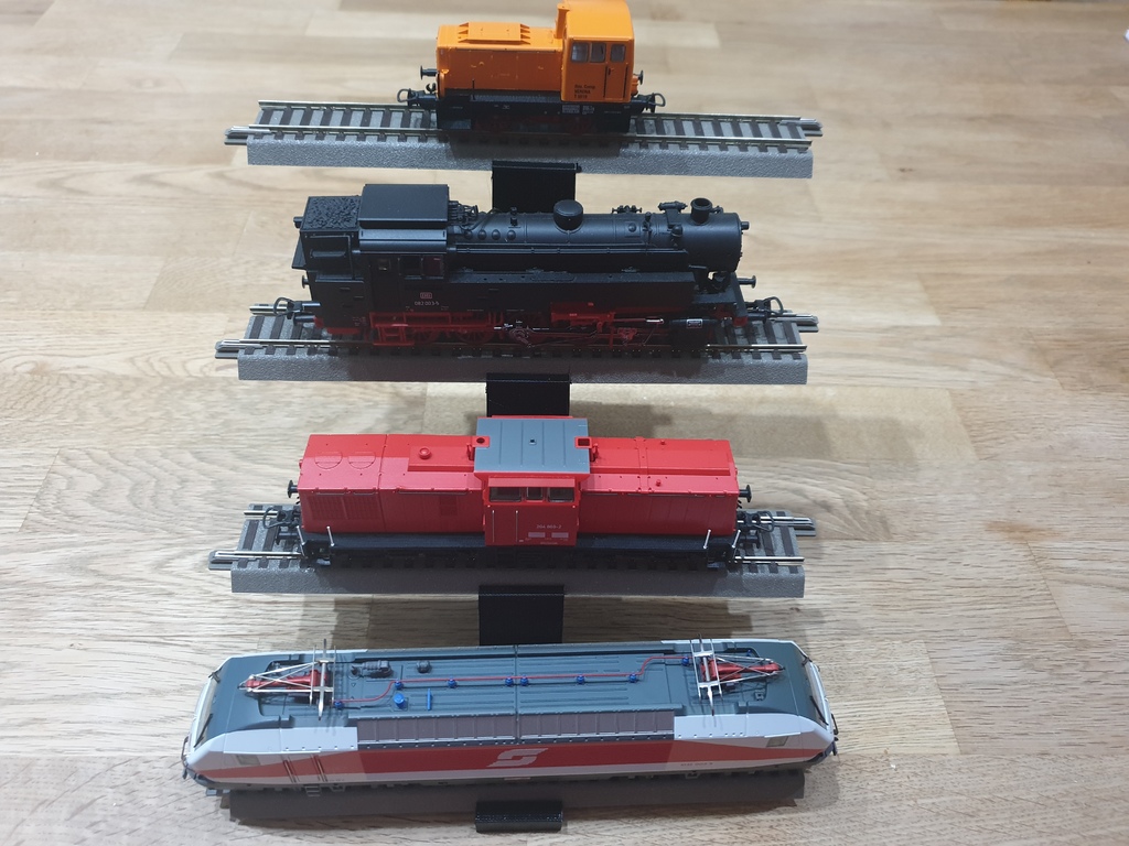 stackable stairs to display H0 scale trains on Roco tracks in a showcase