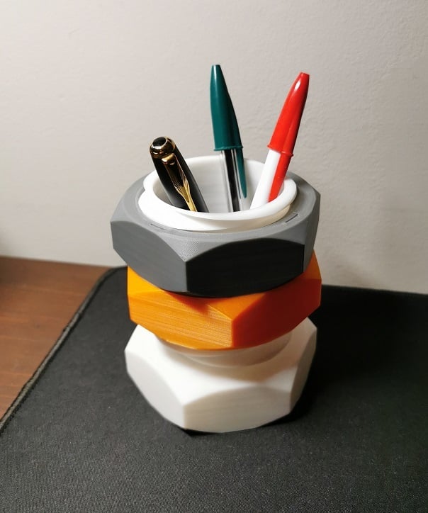 Two-way screw style pen-holder for desk