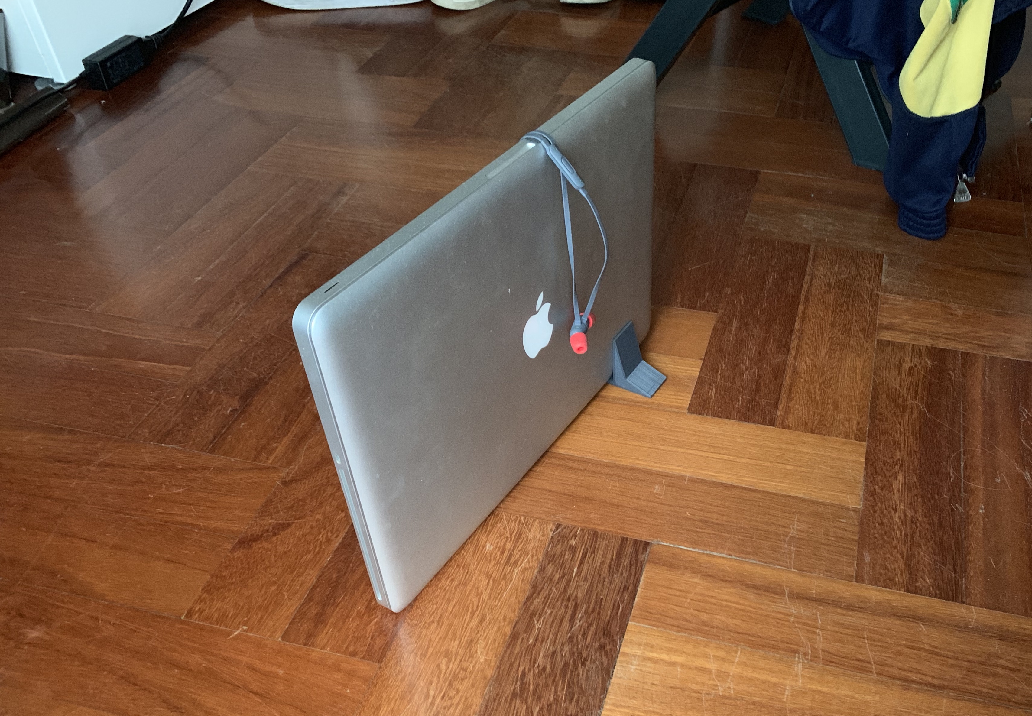 Vertical Stand for Macbook Pro 15 (early 2011)
