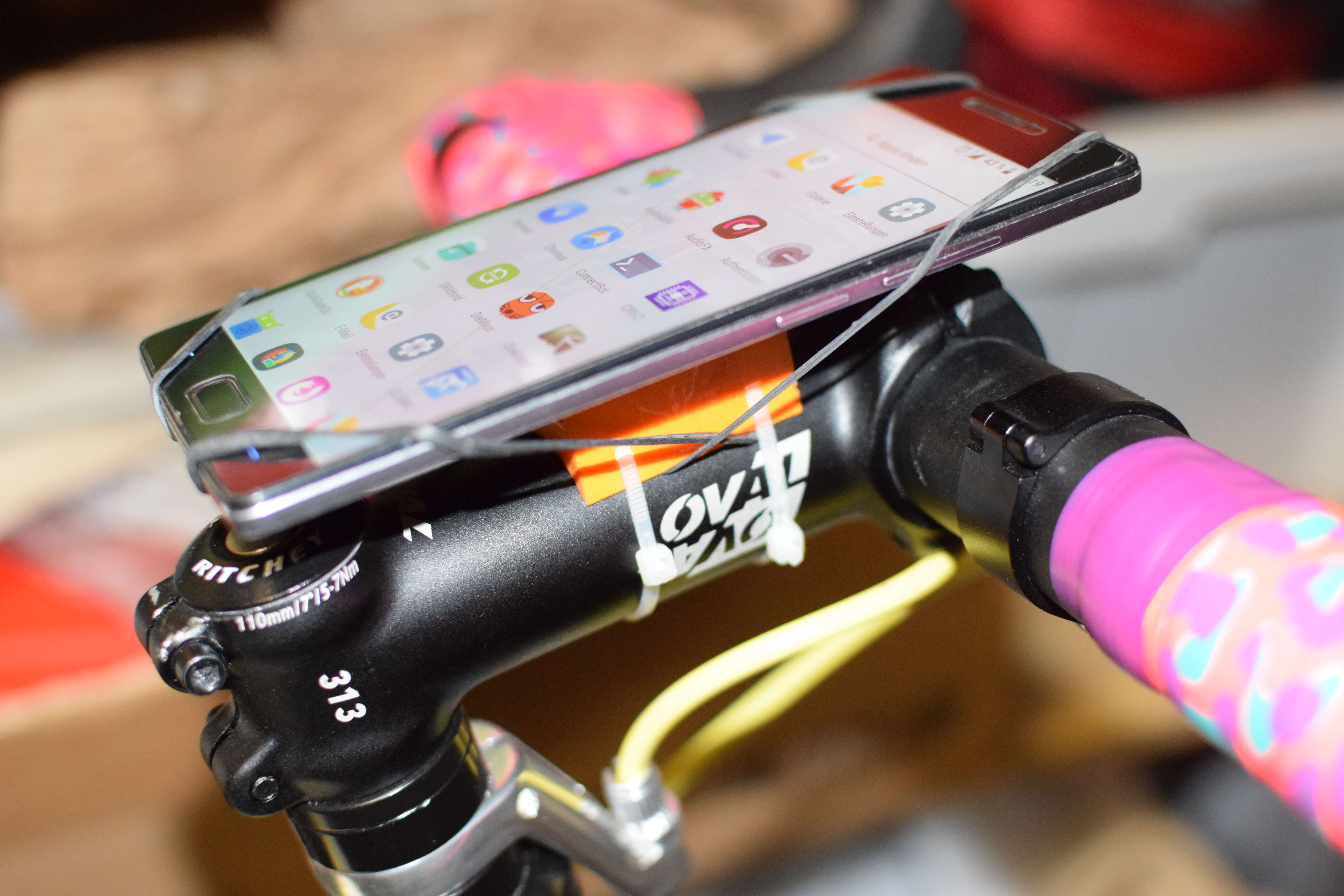 minimalist smartphone bike mount