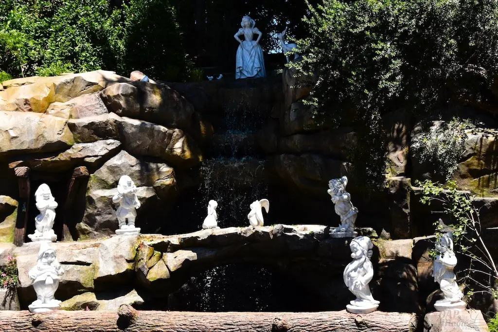 Miniatura 9 do modelo 3D Grumpy Grotto Statue