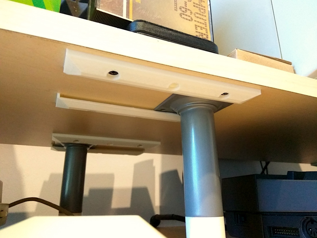 Guide for movable shelf supports 