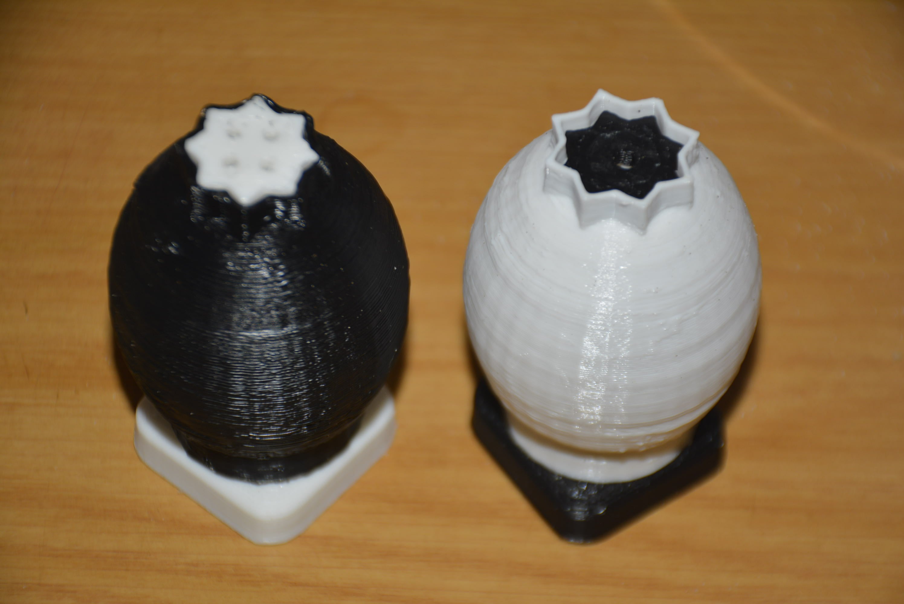 Egglike Salt and Pepper Shakers