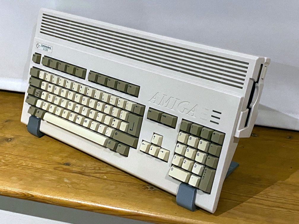 Amiga 1200 (A1200) Display Stand