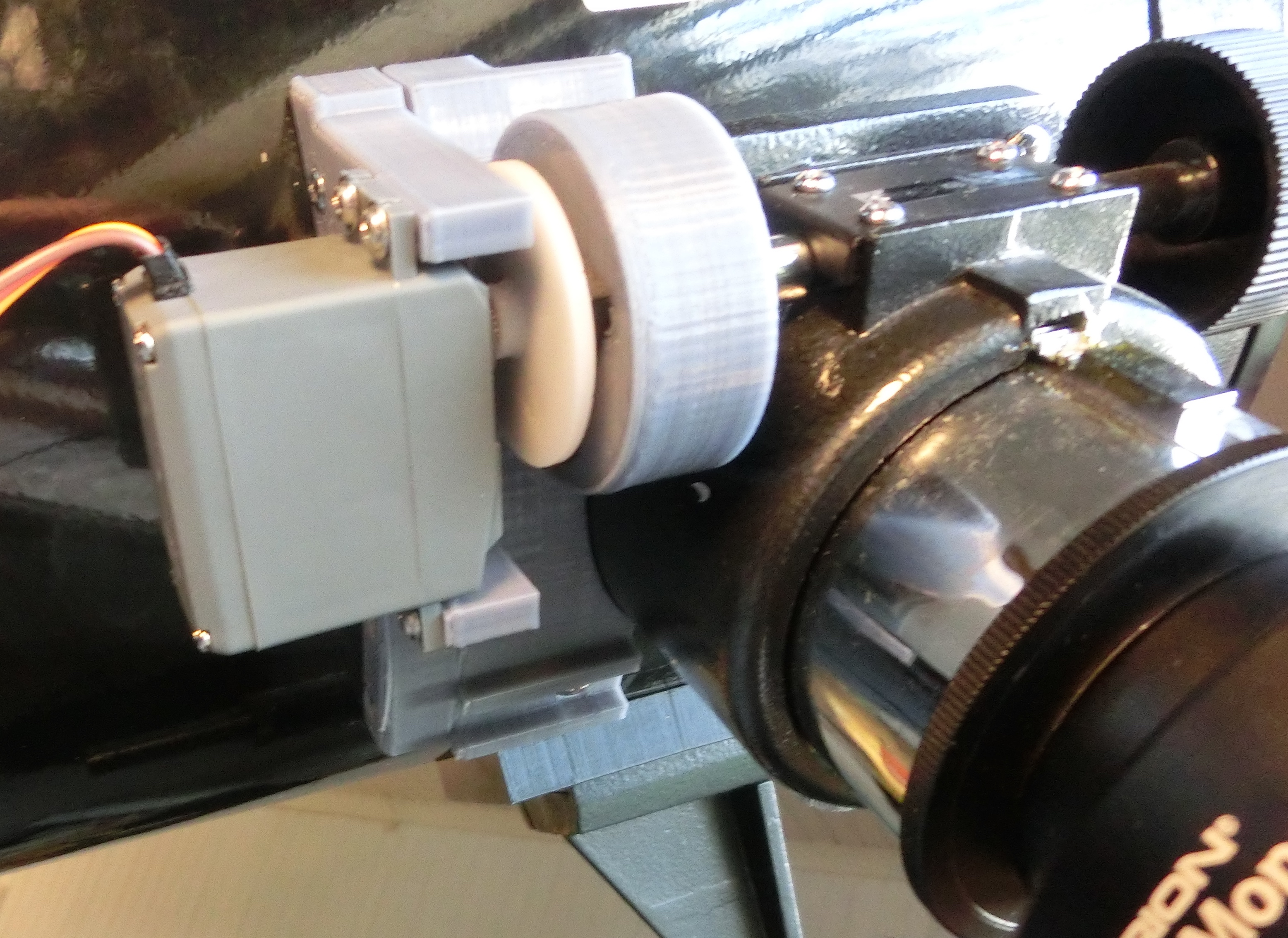 Remote focus attachment for Newtonian telescope