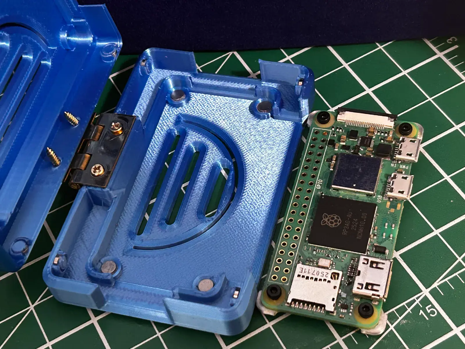 Miniatura 2 do modelo 3D Ground Zero- hinged Pi Zero2W case-v1