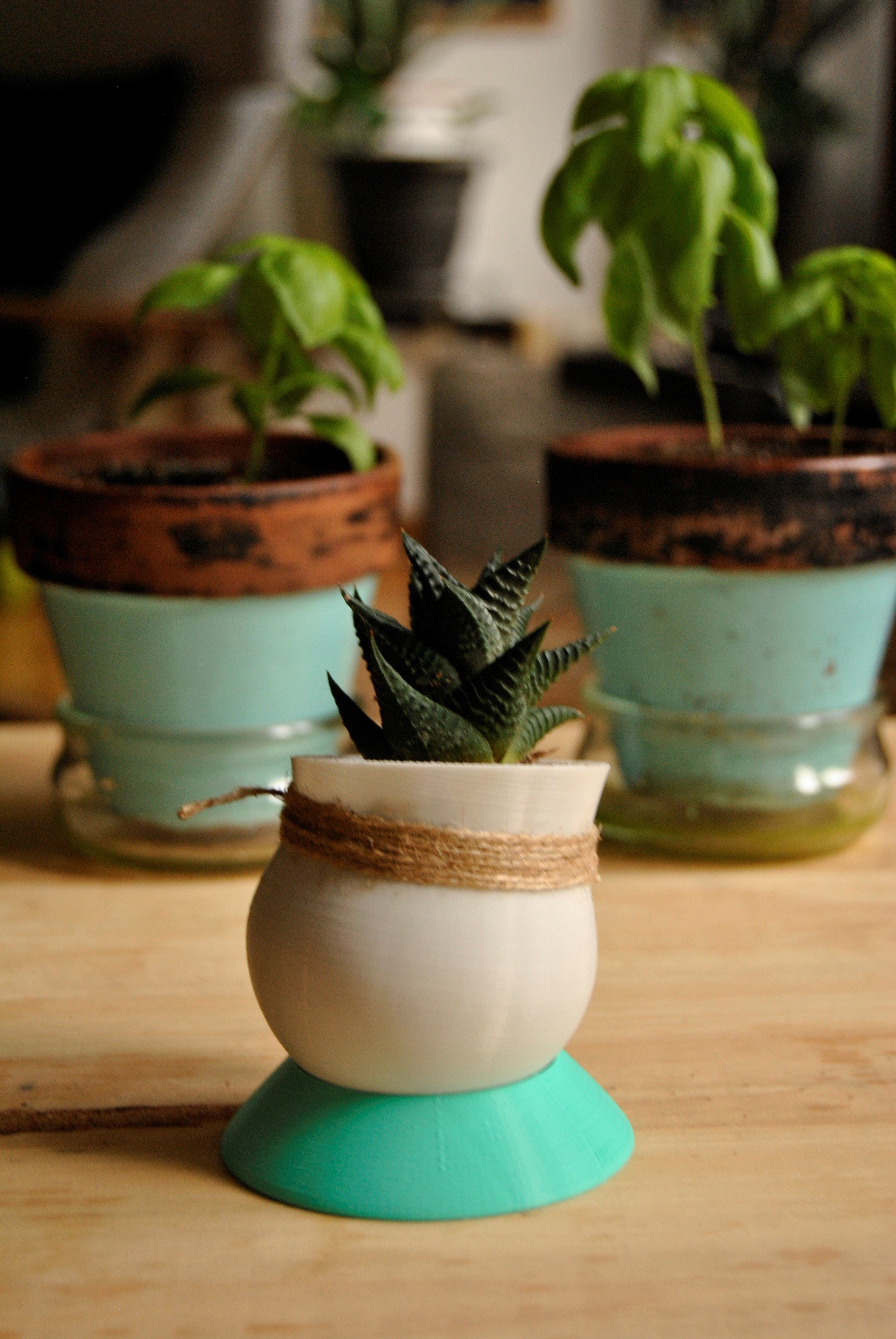 Round pot with base