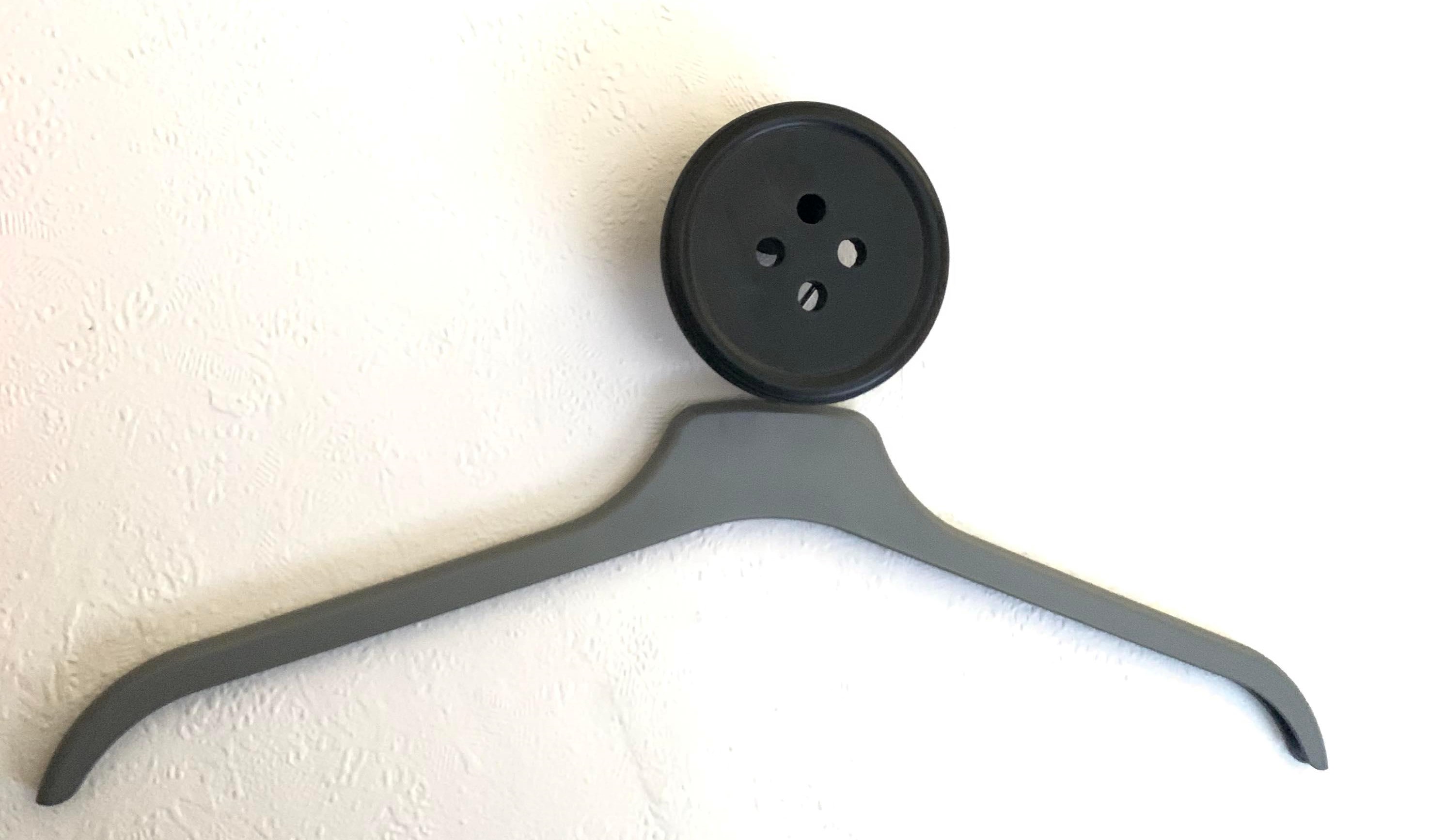 Button clothes hanger