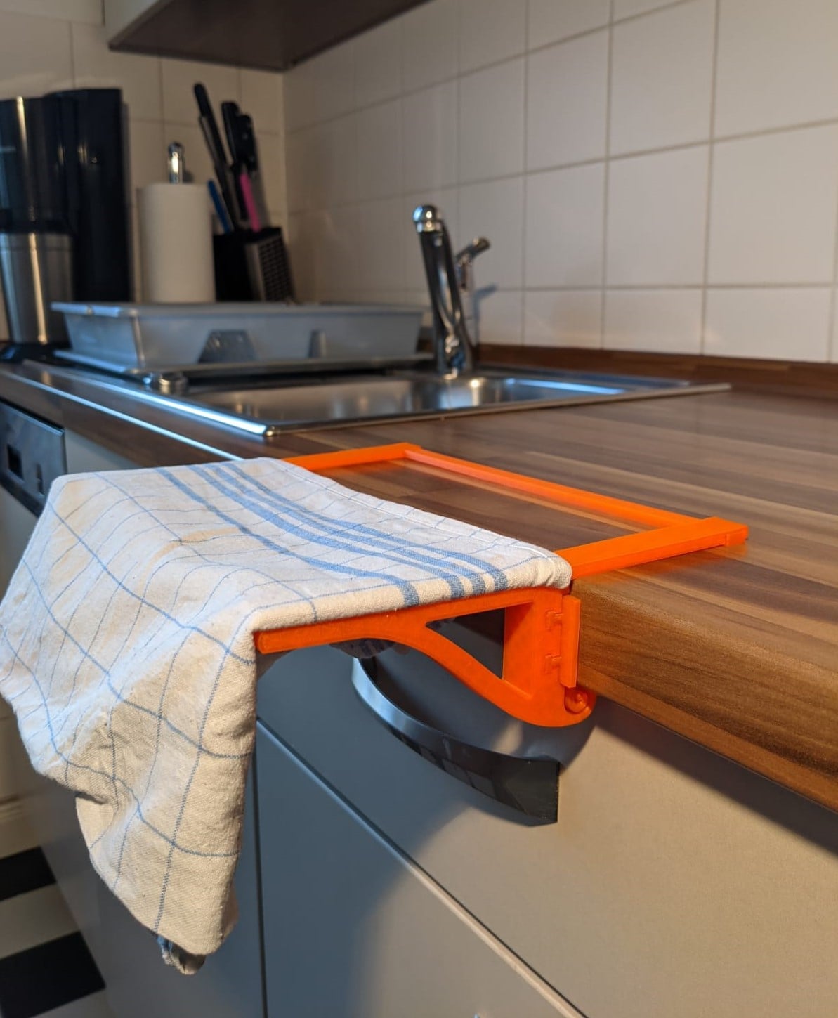 Scrapsmat - the ultimate scraps holder & cutting board stand