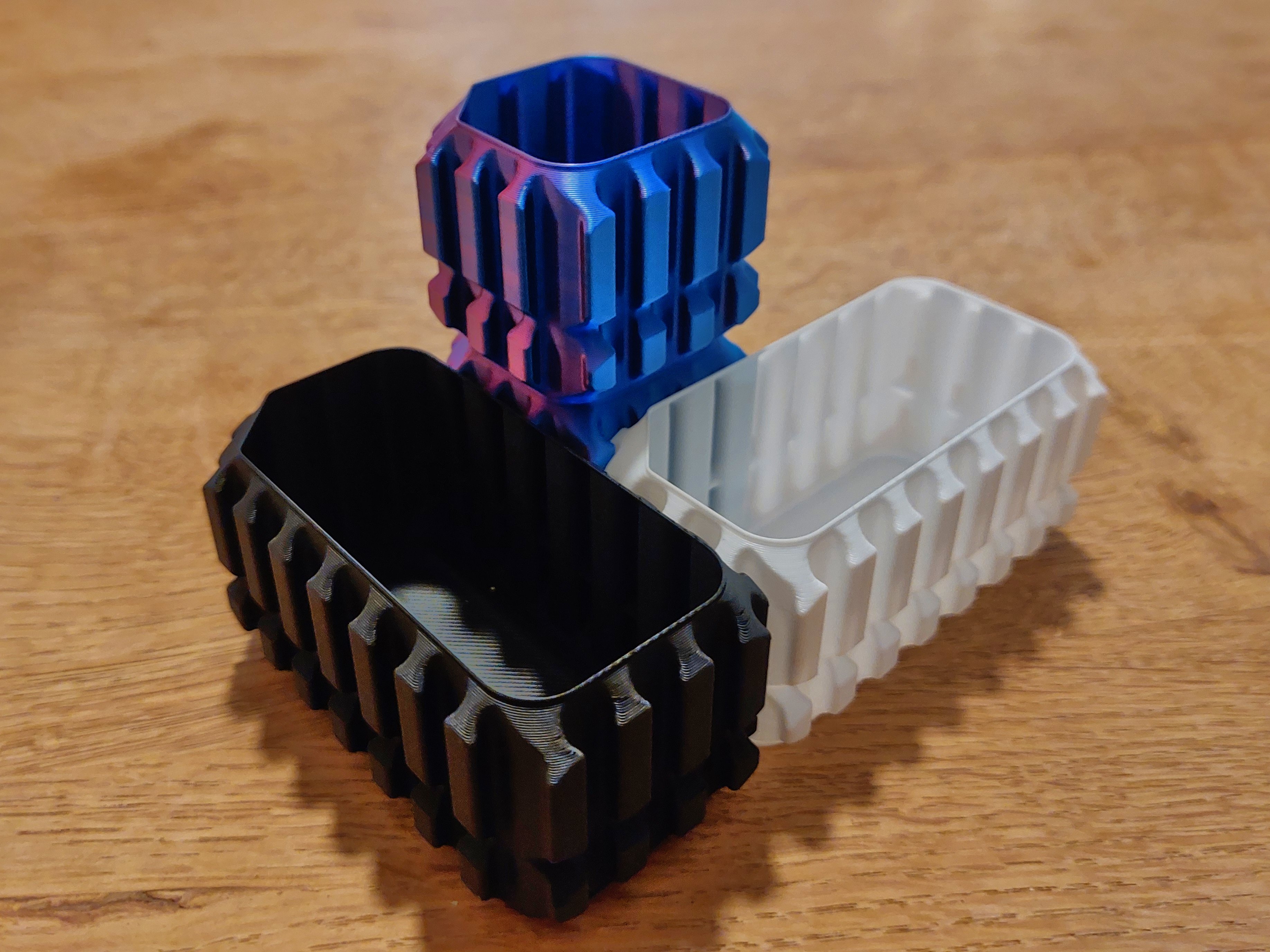 Interlocking and stackable containers V3