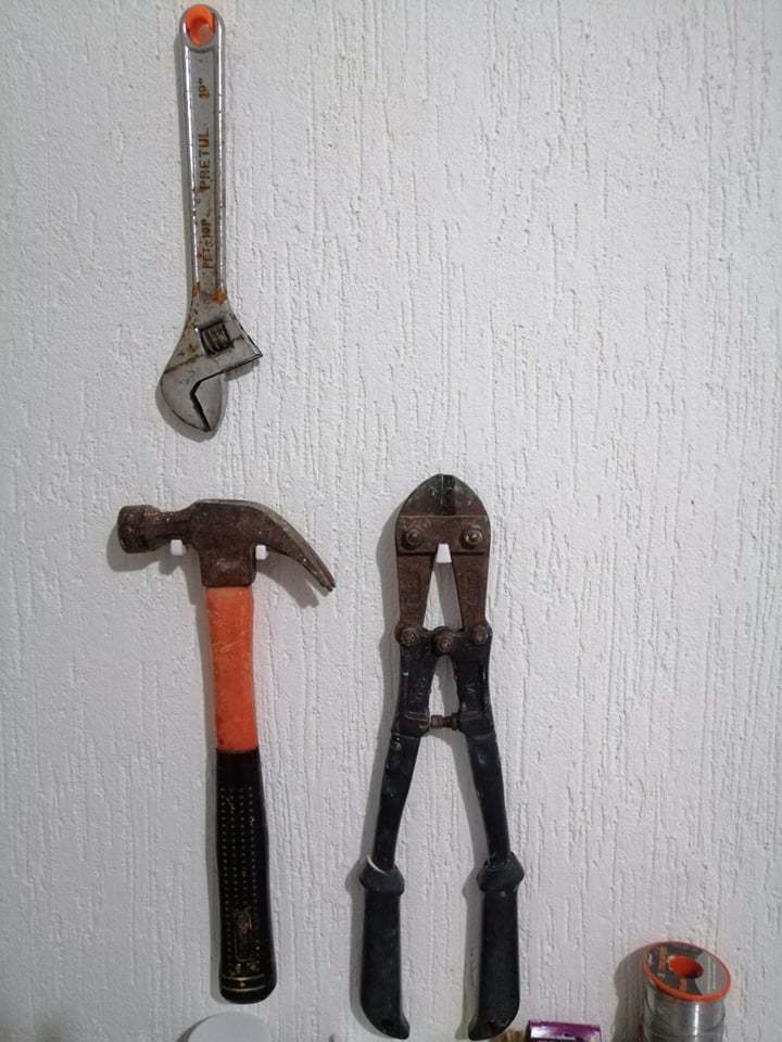 Tool hammer wall hanger