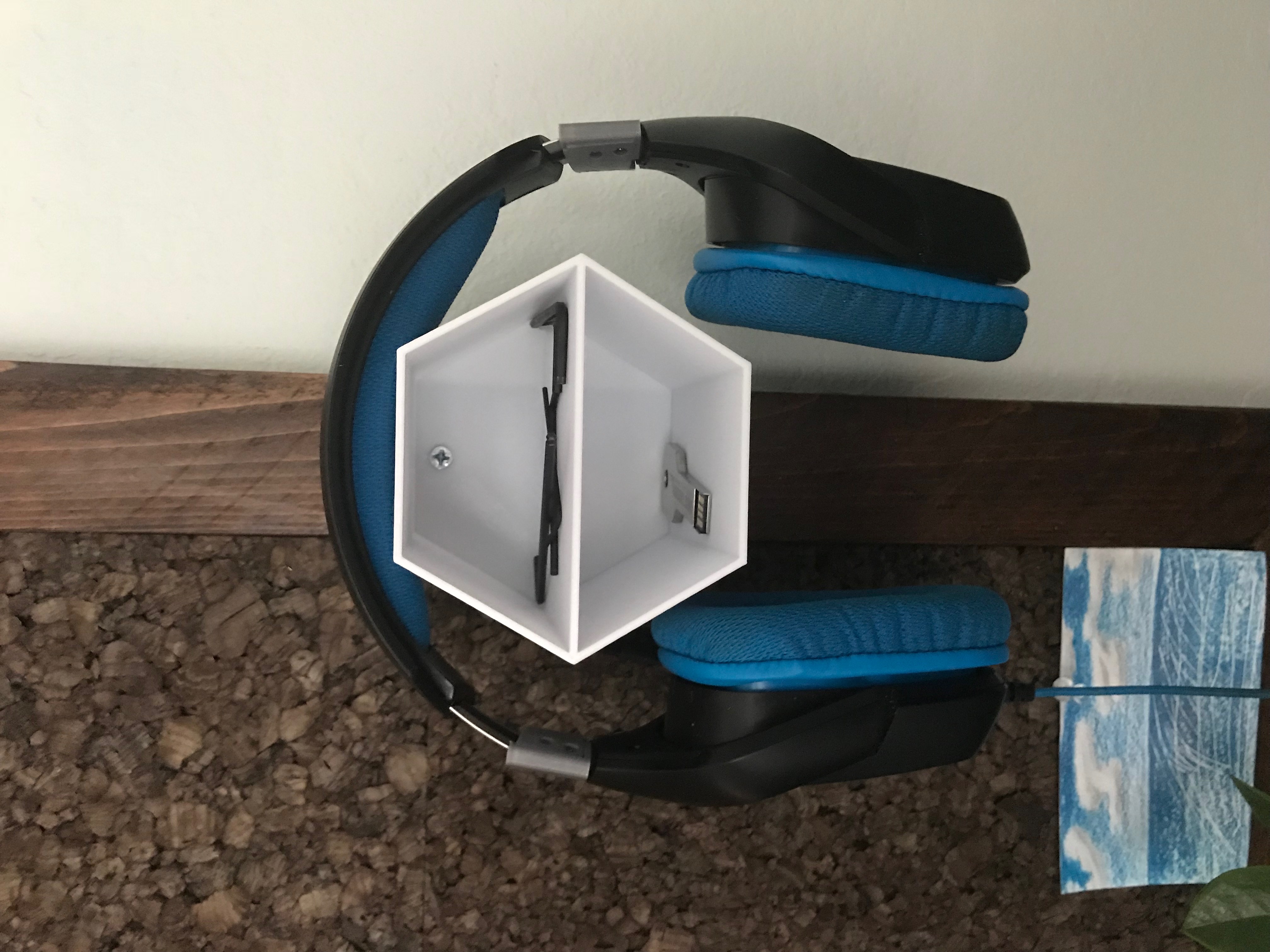 Honeycomb Headset Holder With Horizontal Divider