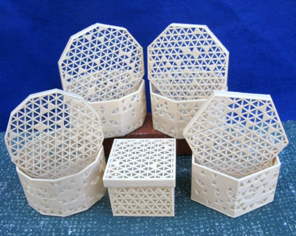 Parametric Boxes with Random Decorations