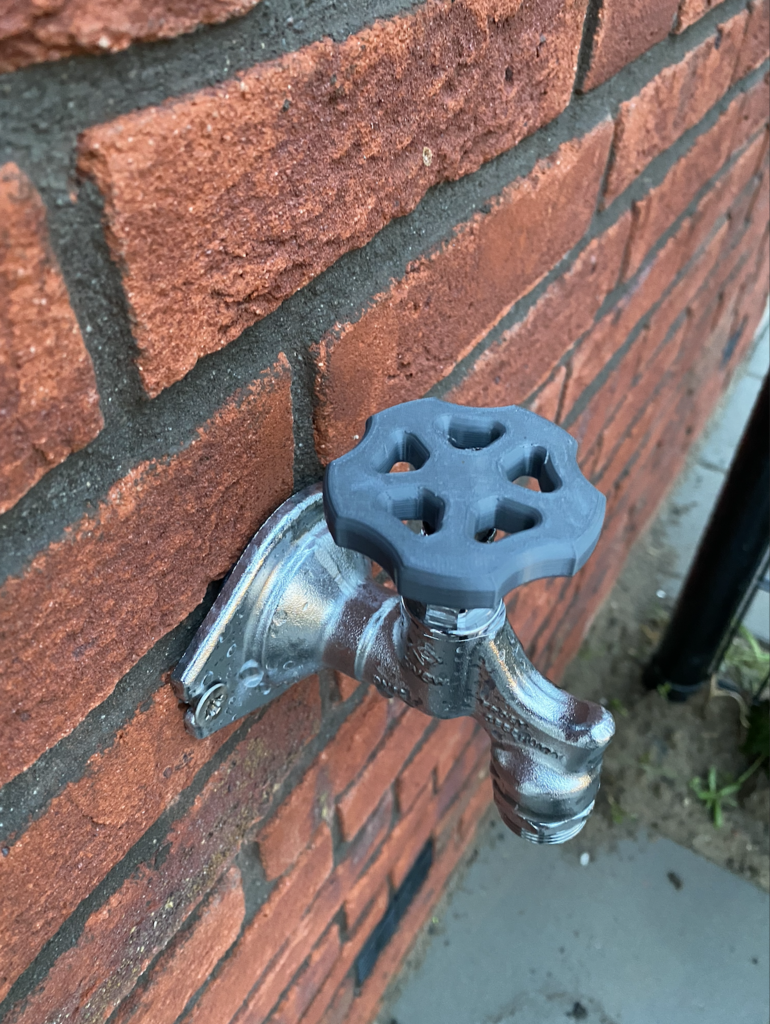 Outdoor water faucet key