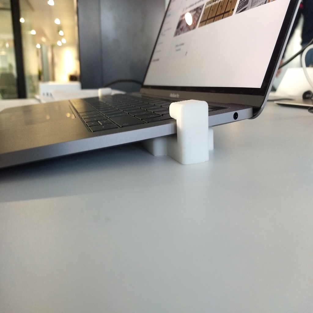 MacBook Pro 13 2019 Dock / Support