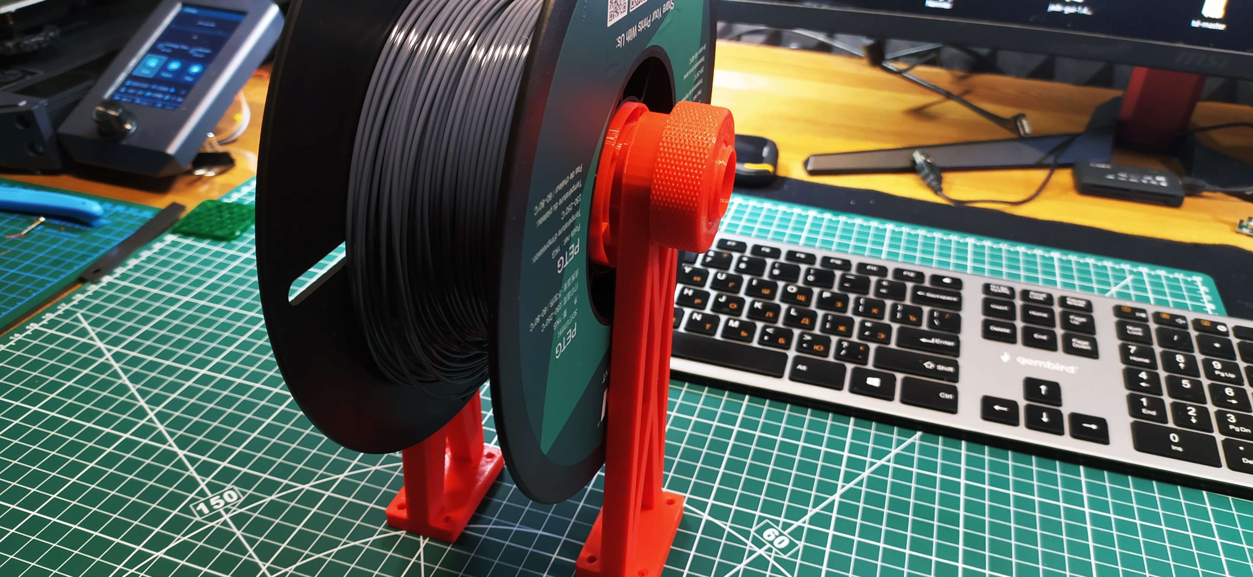 Vertical filament spool holder