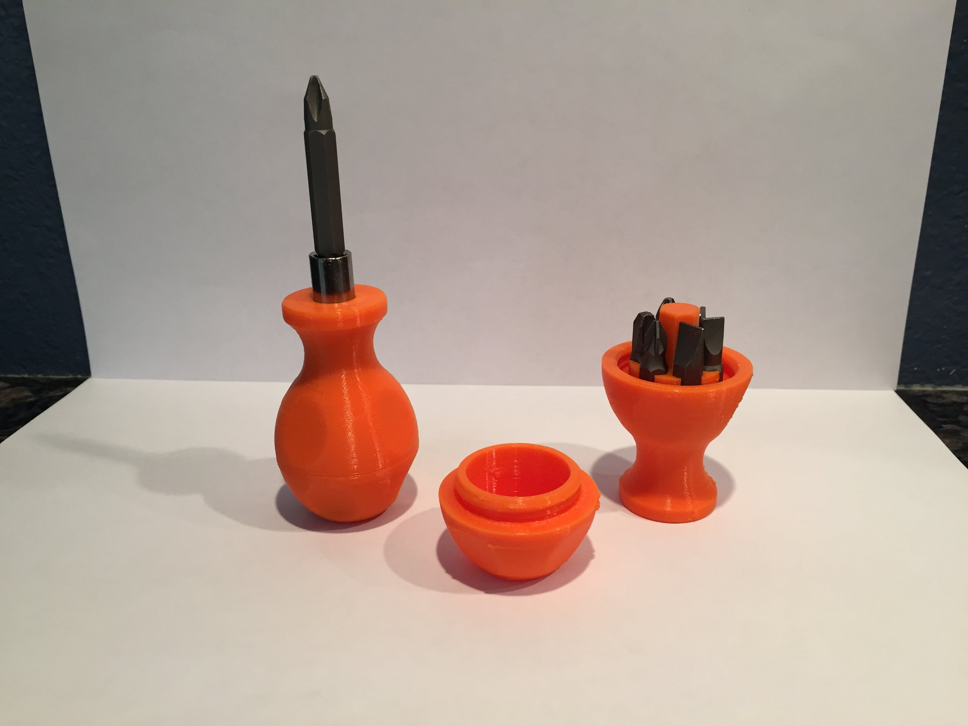 Stubby magnetic bit holder with bit storage