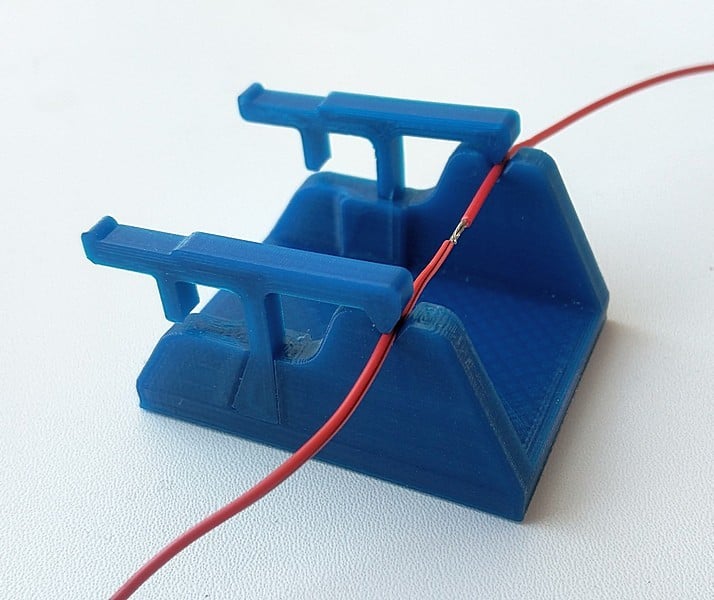 Soldering wire clamp