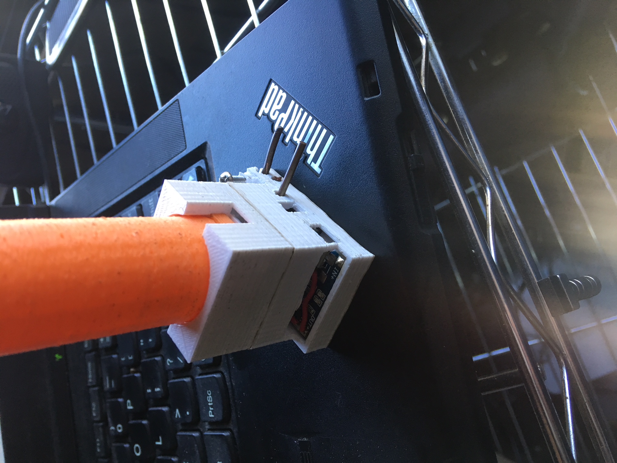Magnetic 18650 case with tp4056 charging stand